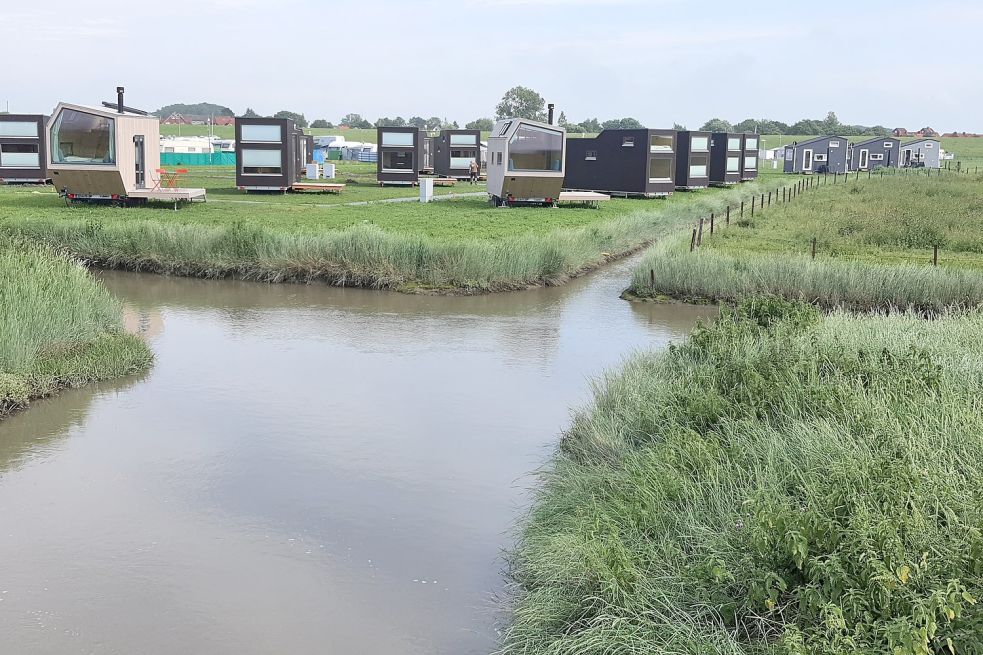 Das neue Tiny-House-Dorf in Harlesiel: 18 Green Tiny Houses (links) und drei Humble Homes (rechts). Foto: Ullrich