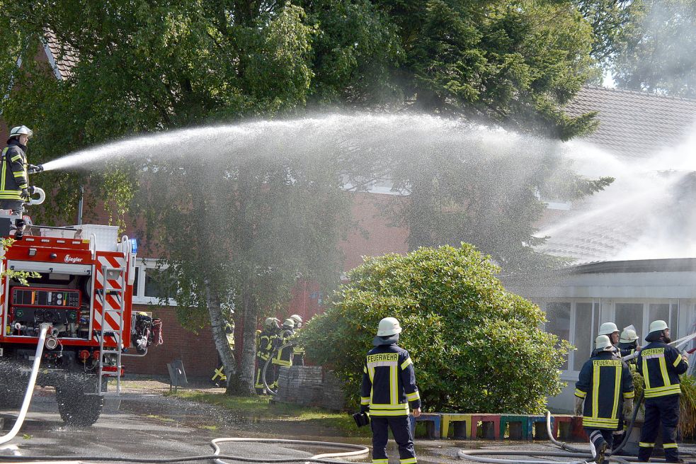 Die komplette Dachkonstruktion des Mittelteils der Grundschule stand in Flammen. Foto: Weers