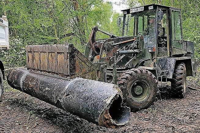 Unter anderem ein riesiges altes Rohr ist aus der Inde hochgespült worden.