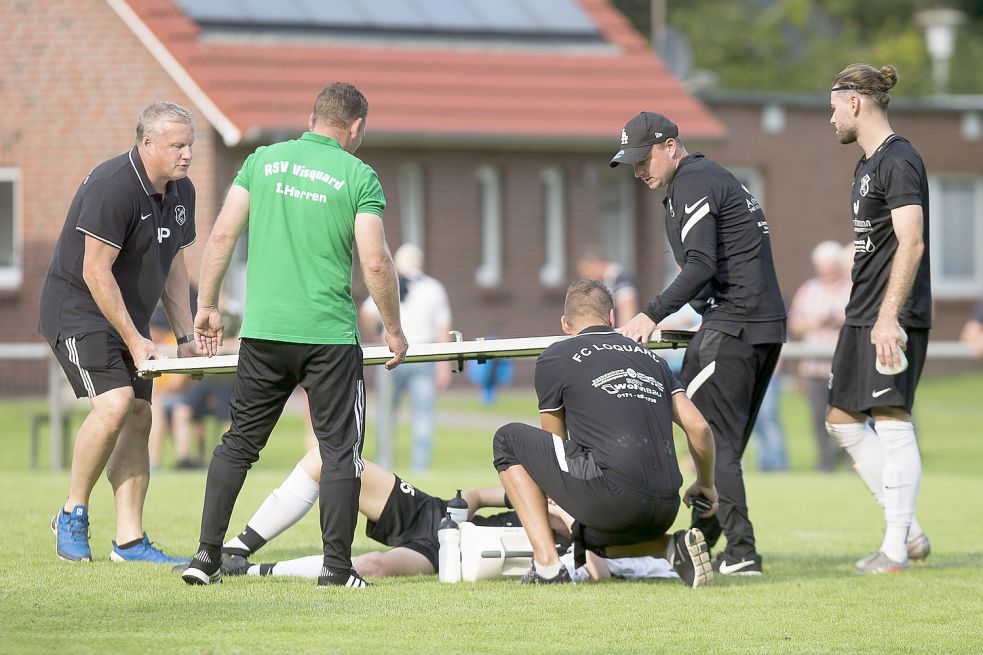 Improvisation im Notfall ist alles: Mit einer ausgehängten Tür transportierten die Loquarder ihren Spieler Tim Zaayenga vom Spielfeld. Foto: Doden