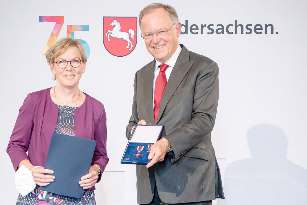 Die Strücklingerin Ingeborg Remmers wurde von Niedersachsens Ministerpräsident Stephan Weil mit dem Verdienstkreuz am Bande ausgezeichnet. Foto: Staatskanzlei