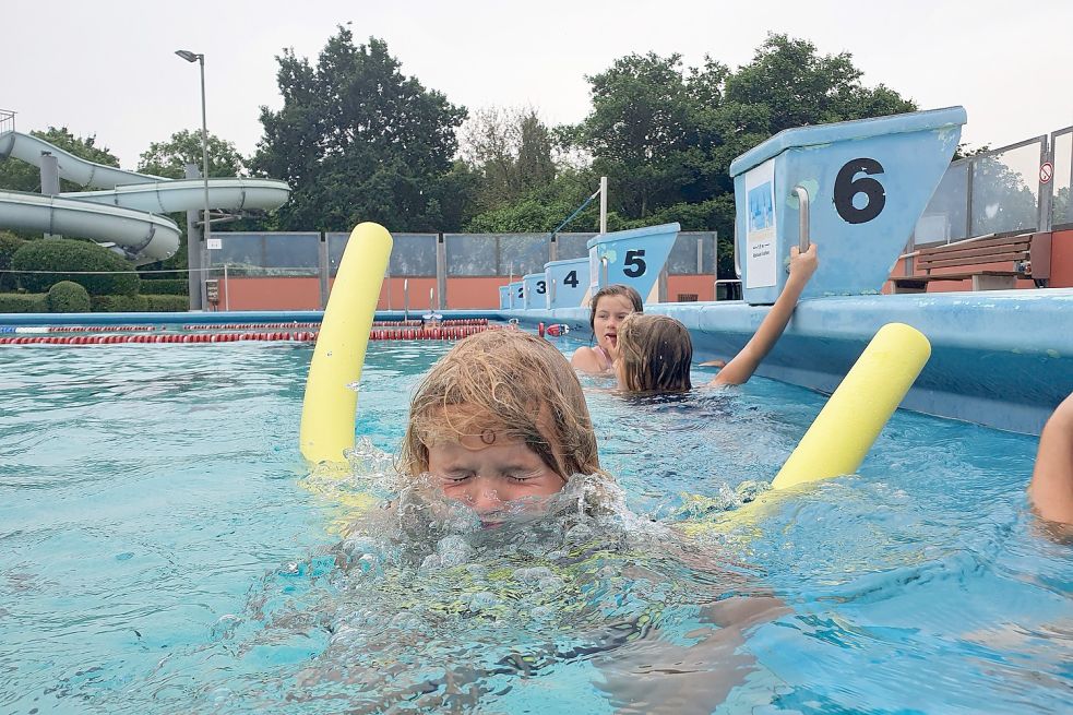 Die fünfjährige Malea hat keine Angst im Wasser. Wenn das Wasser beim Ausatmen blubbert, schließt sich aber lieber die Augen. Foto: Gettkowski