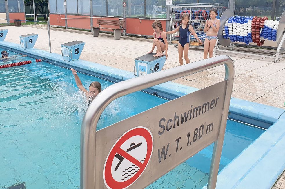 Bei Sprüngen vom Startblock gewöhnen sich die Kinder daran, mit dem ganzen Körper ins Wasser einzutauchen. Foto: Gettkowski