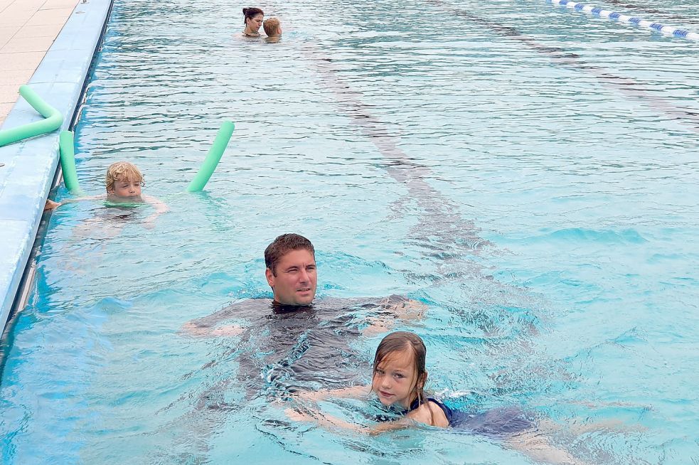 Markus Bakker, Meister für Bäderbetriebe im Friesenbad, arbeitet bei den Schwimmkursen in diesem Jahr immer mit einem Kollegen oder eine Kollegin zusammen. Dadurch können mehr Kinder teilnehmen. Foto: Gettkowski