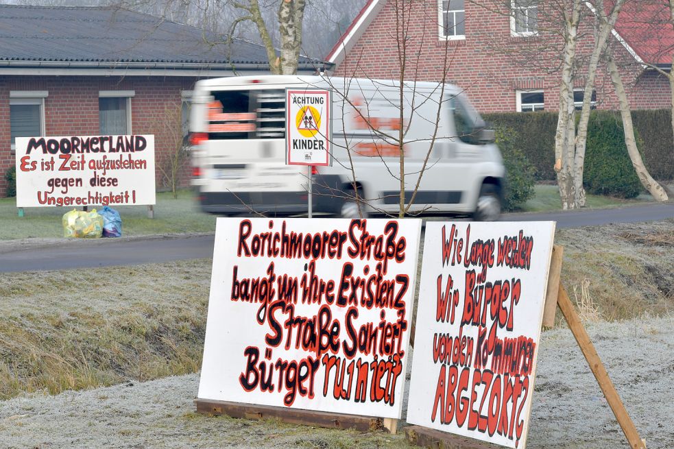 Gegen die aus ihrer Sicht viel zu hohen Beiträge an der Sanierung der Rorichmoorer Straße in Warsingsfehn hatten Anlieger protestiert. Einige von ihnen gehören jetzt der Wählergemeinschaft Löwen an. Foto: Ortgies/Archiv