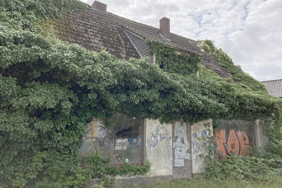 Das Haus an Rhauderfehns Ortsausgang Richtung Ostrhauderfehn macht einen verwahrlosten Eindruck. Foto: Rübesam