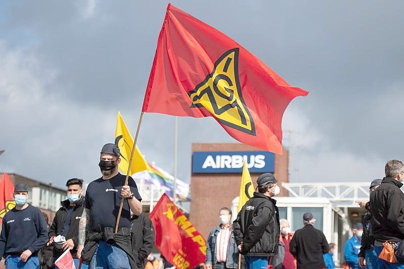 Beschäftigte des Airbus-Werkes in Finkenwerder demonstrierten im Mai vor den Toren des Werksgeländes in Hamburg. Foto: Daniel Reinhardt/dpa