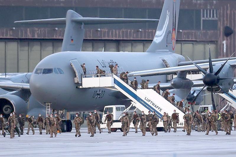 Soldaten steigen aus dem Airbus A310 (M) der Luftwaffe nach der Landung auf dem niedersächsischen Stützpunkt Wunstorf. Die ersten Soldaten der Bundeswehr sind von ihrer Evakuierungsmission in Afghanistan nach Deutschland zurückgekehrt. Foto: Friso Gentsch/dpa