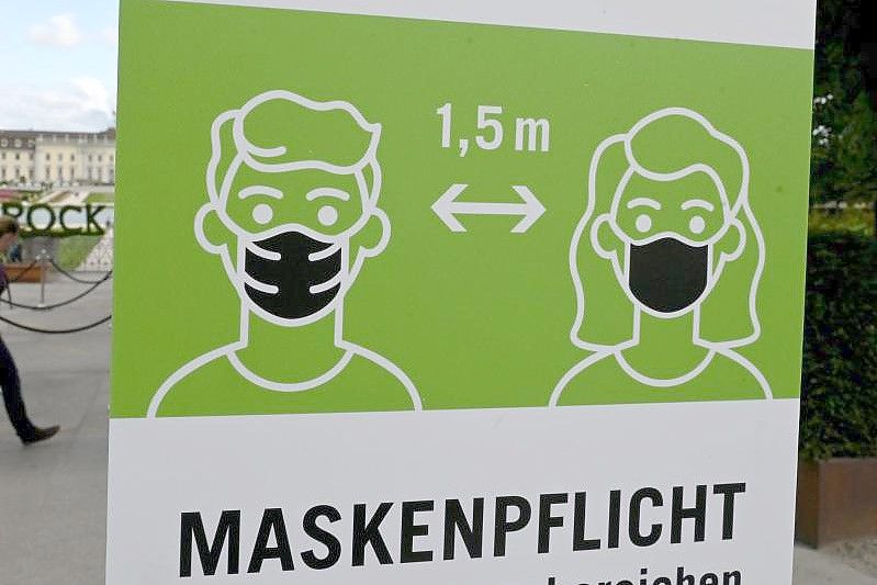 Ein Hinweisschild fordert zum Tragen von Schutzmasken gegen das Coronavirus auf. Foto: Bernd Weißbrod/dpa