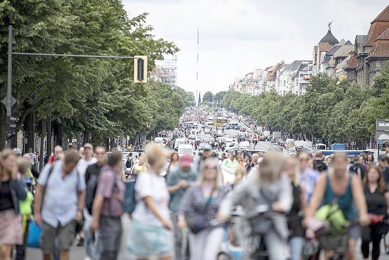 Demonstranten gegen die Corona-Maßnahmen laufen die Bismarckstraße entlang. Auch dieses Wochenende rechnet die Polizei wieder mit Protesten. Foto: Fabian Sommer/dpa