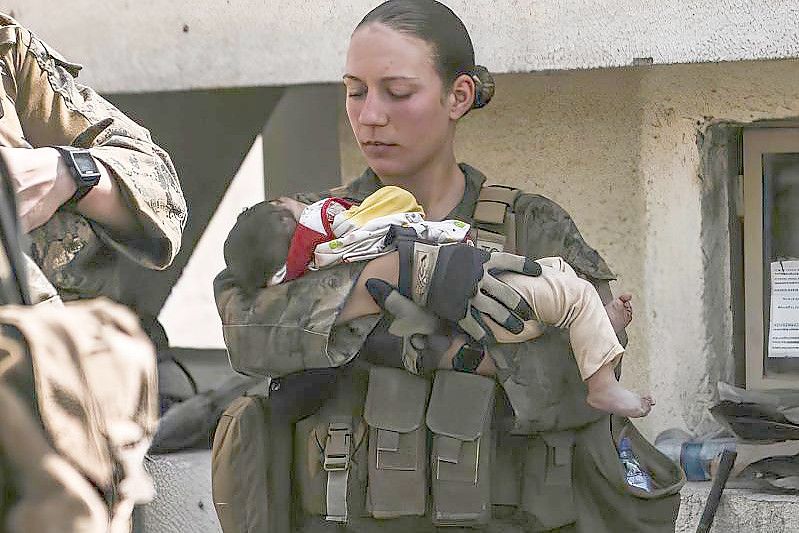 Die Unteroffizierin Nicole Gee vom US Marine Corps half kleine Kinder beruhigen. Sie starb bei dem Bombenanschlag auf den Flughafen Kabul. Foto: Sgt. Isaiah Campbell/U.S. Marine Corps via AP/dpa