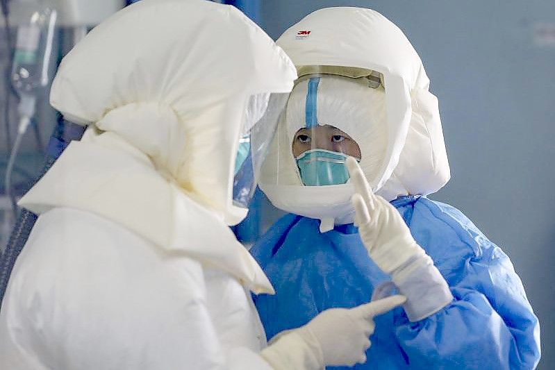 Medizinisches Personal arbeitet im Februar 2020 auf der Unterdruck-Isolierstation eines Krankenhauses in Wuhan, wo Covid-19-Patienten versorgt werden sollten. Foto: Uncredited/CHINATOPIX/AP/dpa