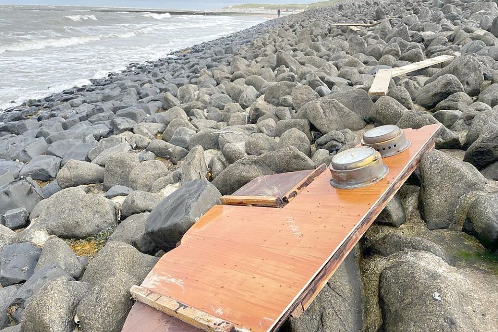 Auf Baltrum wurden Teile eines Bootes entdeckt. Offenbar gehören sie zum verunglückten Segelboot, das am vergangenen Donnerstag in Seenot geraten war. Foto: Feuerwehr