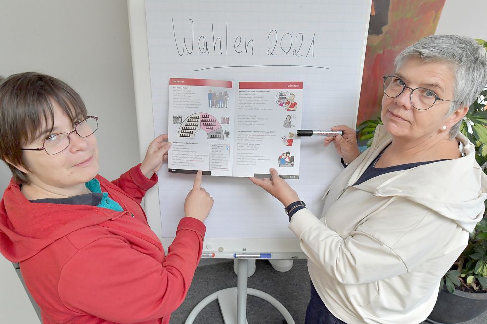 Nicole Wurch (links) und Gertraud van Rossum stellen hier eine Broschüre vor, mit der die Mitarbeiterinnen und Mitarbeiter mit Behinderung, die bei der Lebenshilfe Leer arbeiten, über die Wahl des Werkstatt-Rates und der Frauenbeauftragten informiert werden. Foto: Ortgies