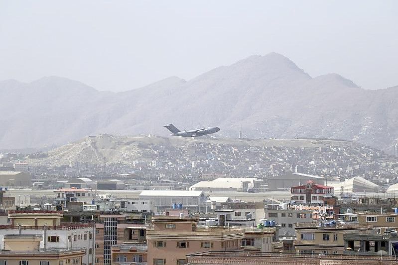 Ein US-Militärflugzeug startet am internationalen Flughafen Hamid Karzai in Kabul. Foto: Wali Sabawoon/AP/dpa