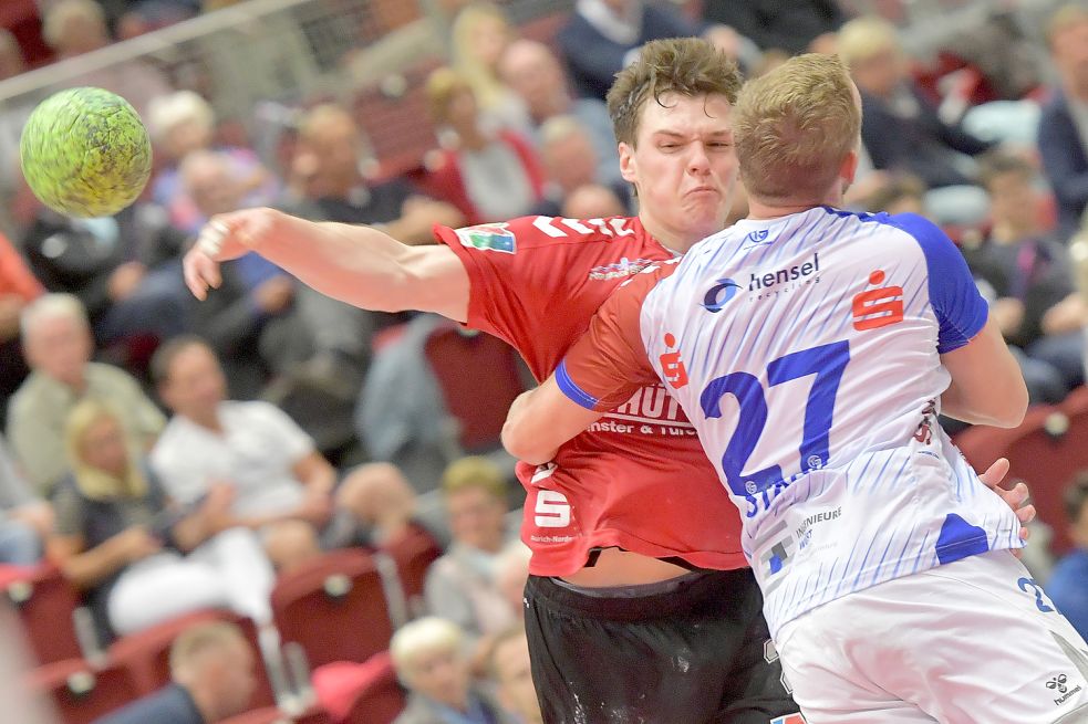 Jonas Wark (rotes Trikot) erzielte im Pokalspiel gegen Großwallstadt insgesamt vier Treffer. Foto: Ortgies