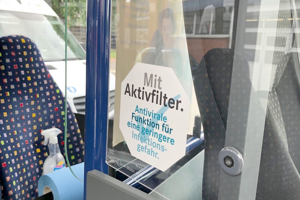 „Mit Aktivfilter“: Ein Aufkleber vorne an der Schutzscheibe beim Fahrersitz weist Fahrgästen in Bussen der Verkehrsbetriebe des Landkreises Leer darauf hin, dass spezielle Filter die Luft reinigen. Foto: Kruse