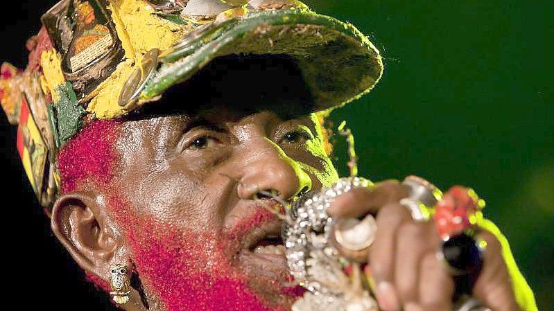 Lee „Scratch“ Perry bei einem Auftritt in Budapest 2011. Der jamaikanische Musiker ist im Alter von 85 Jahren gestorben. Foto: Balazs Mohai/MTI/dpa