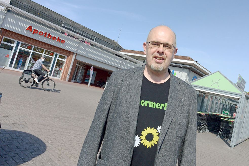 Das Zentrum in Warsingsfehn sei öde und auf den Autoverkehr ausgerichtet. Rainer Kottke hat Ideen, wie man das ändern könnte. Foto: Lüppen