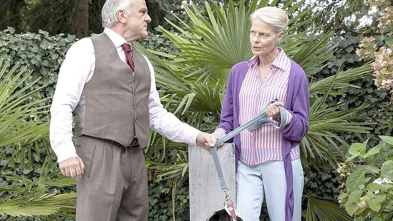 Konrad Seibold (Bernhard Schütz) und Frau Schöne (Corinna Kirchhoff) in einer Szene aus „Tatort: Wer zögert, ist tot“. Foto: Bettina Müller/HR/Degeto/dpa