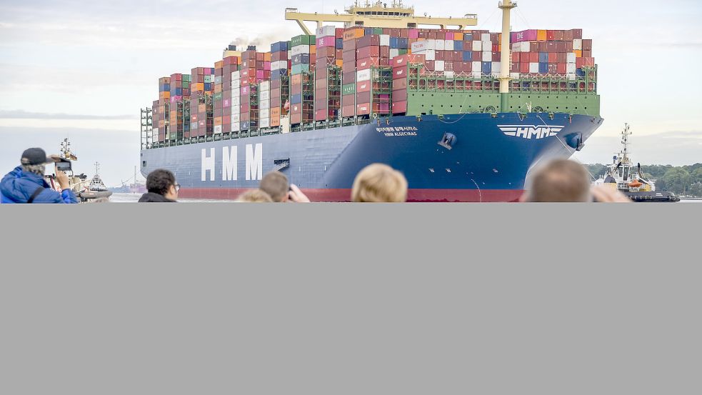Nie kamen mehr Jumbofrachter die Elbe hinauf. Hier die „HMM Algeciras“, eines der weltgrößten Containerschiffe, bei ihrem Hamburg-Erstanlauf im Januar. Foto: dpa