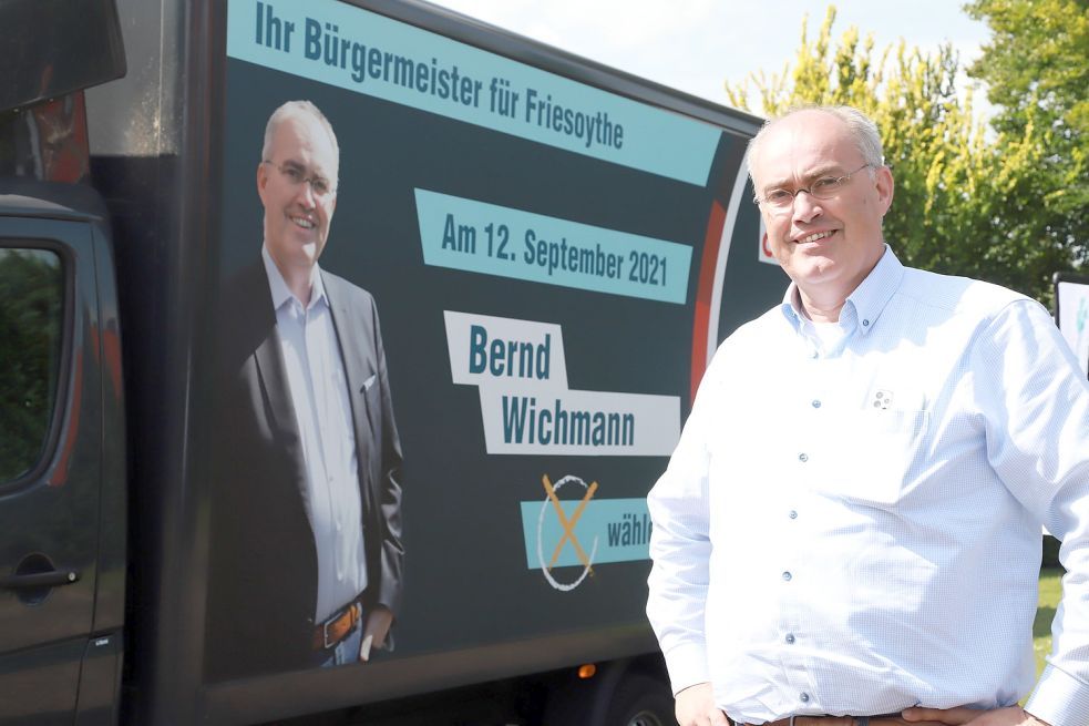 Mit seinem Wahl-Mobil tourt Bernd Wichmann durch das Stadtgebiet von Friesoythe, um mit dem Menschen vor Ort ins Gespräch zu kommen. Vielen ist der Jurist, der den Chefsessel im Rathaus anstrebt, noch unbekannt.Foto: Passmann