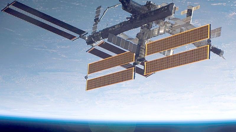 Dieses Bild der ISS mit der Erde im Hintergrund wurde kurz nach dem Abdocken der Raumfähre Atlantis vom Außenposten in der Umlaufbahn aufgenommen. Foto: NASA/dpa