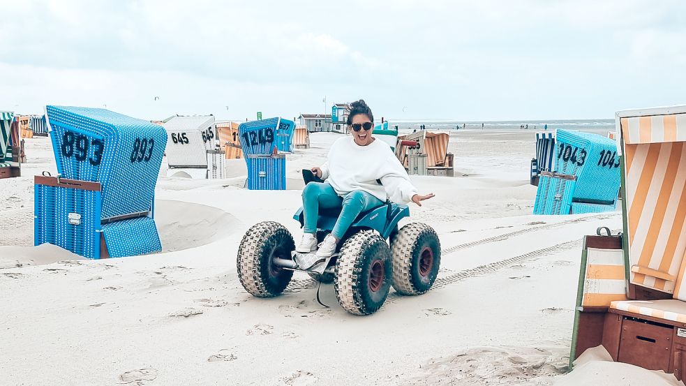 Mit einem speziellen Rollstuhl hinterließ Kim Lumelius Spuren auf Langeoog. Foto: Wheeliewanderlust
