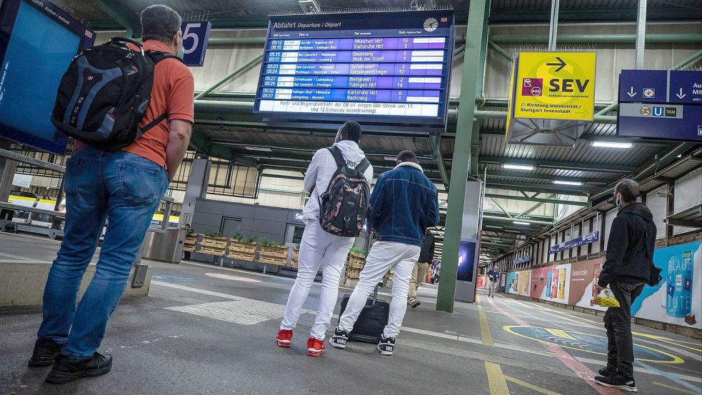 Vom Streik betroffen: Fahrgäste blicken am frühen Morgen auf eine Abfahrtstafel. Foto: Christoph Schmidt