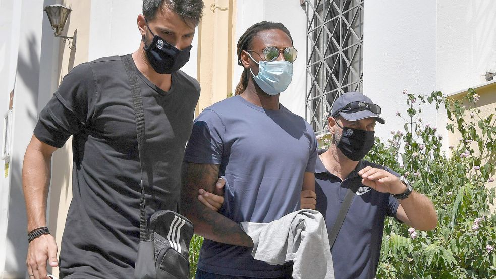 Der portugiesische Fußballstar Ruben Semedo wird von einem griechischen Beamten abgeführt. Foto: afp/LOUISA GOULIAMAKI