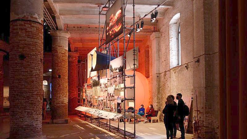 Die Installation „Instances of Urban Practice“ (Beispiele städtischer Praxis) des Berliner Architekten-Kollektivs Raumlaborberlin im Arsenale der Architekturbiennale. Foto: raumlaborberlin/dpa