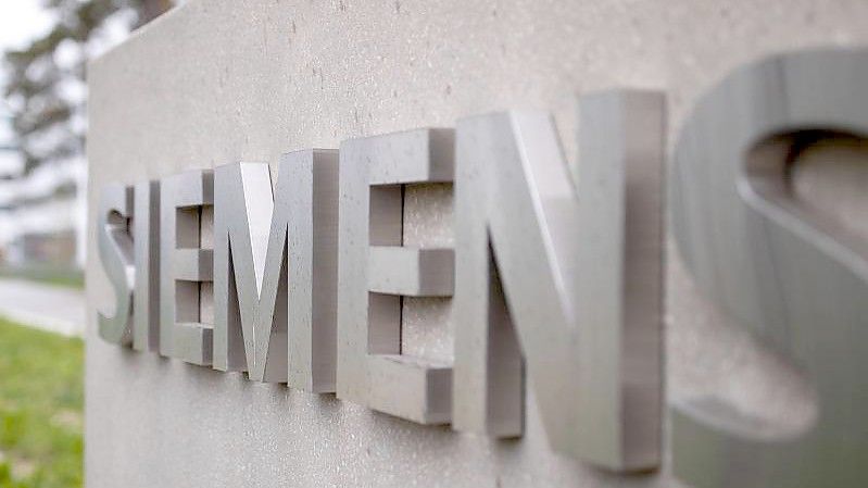 Das Schriftzug-Logo des deutschen Industriekonzerns Siemens. Foto: Daniel Karmann/dpa/Archivbild