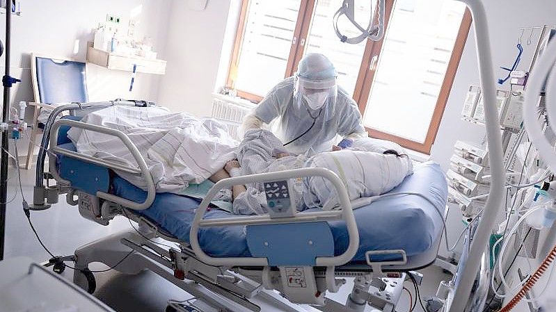 Ein Intensivpfleger arbeitet auf der Intensivstation des Krankenhauses Bethel in Berlin an einer Corona-Patientin. Foto: Kay Nietfeld/dpa