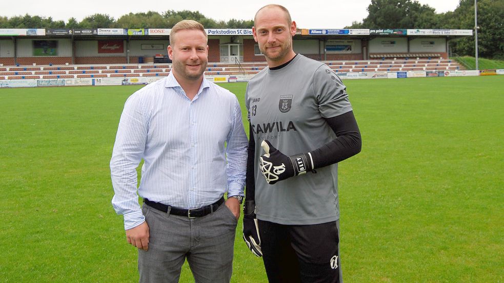 Dem SC Blau-Weiß 94 Papenburg (links Sportwart Jakob Krause-Heiber) ist mit der Verpflichtung von Benjamin Gommert ein echter Transfercoup gelungen. Foto: Reemts