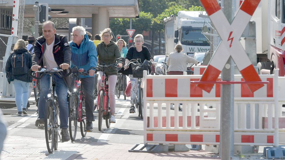 Noch stehen am Fuß der Schranken Plastikabsperrungen, im Laufe dieses Monats sollen sie durch eine feste Absperrung ersetzt werden, die ebenfalls in den Fahrradweg hineinragen werden. Foto: Ortgies