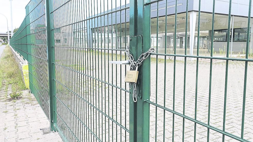 Verschlossen und verriegelt: Ein Zaun verhindert ab sofort, dass das Grundstück des früheren Autohauses Giese von Unbefugten betreten werden kann. Foto: Assies