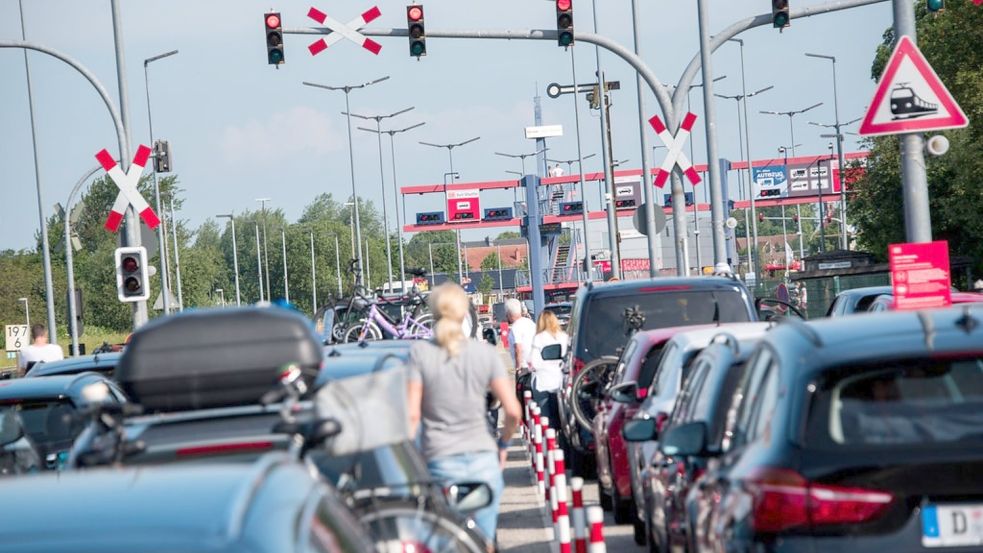 Autos stehen an der Autozug-Verladestation zur Nordseeinsel Sylt in Schlangen. Foto: Daniel Bockwoldt/DPA