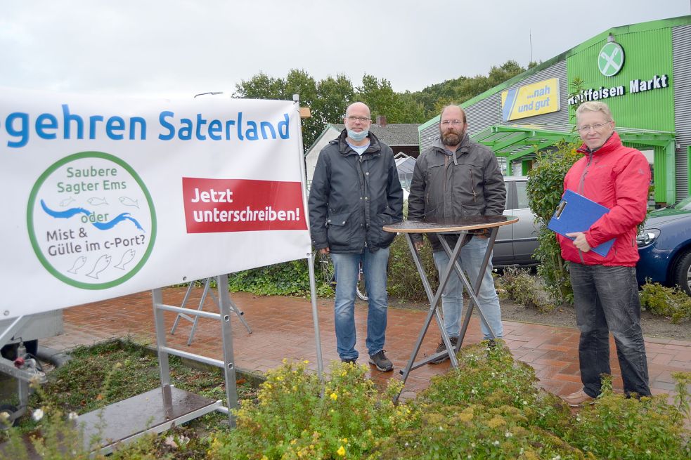 Zunächst hatte sich der Vorstand des neugegründeten Vereins, bestehend aus (von links) Thomas Bickschlag, Carsten Ambacher und Walter Hußmann, in einer Bürgerinitiative zusammengefunden, die sich gegen die Ansiedlung von Gülleverwertern am C-Port einsetzt. Das Bild zeigt die Aktivisten bei einer Unterschriftensammlung im Oktober 2020 in Scharrel. Archivfoto: Fertig