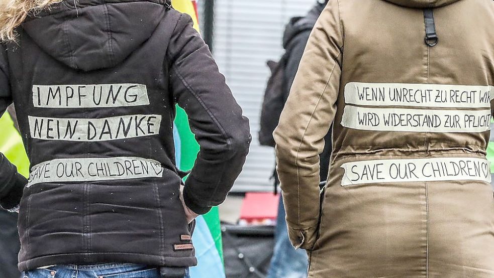 Äußerungen wie „Impfung - Nein Danke“ oder „Impfen tötet“ sieht man vor allem auf „Querdenker“-Demos wie hier in Oldenburg sehr häufig. Doch Impfgegner gab es auch vor mehr als 100 Jahren schon. Sie gründeten sogar Vereine. Foto: Hock