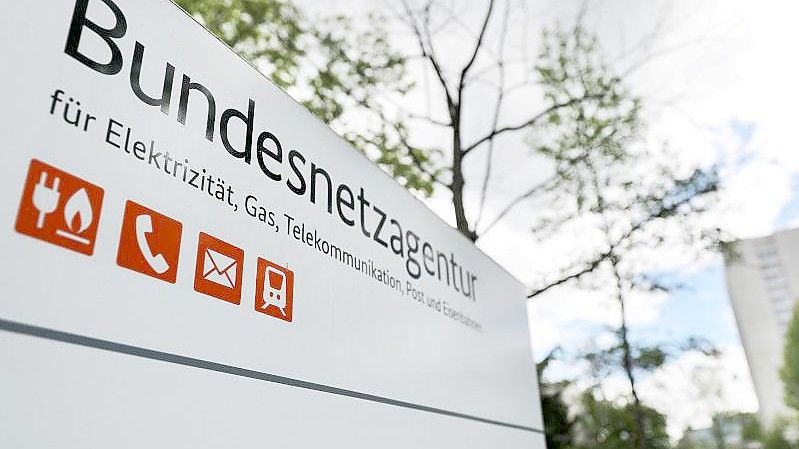 Ein Schild weist auf den Sitz der Bundesnetzagentur hin. (Archivbild). Foto: Oliver Berg/dpa