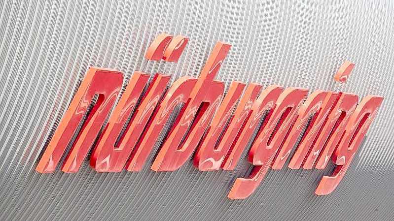 Das Foto zeigt den Schriftzug „Nürburgring“ auf der Fassade der Event-Halle Ring-Arena am Nürburgring in Nürburg. (Archivbild). Foto: picture alliance / dpa