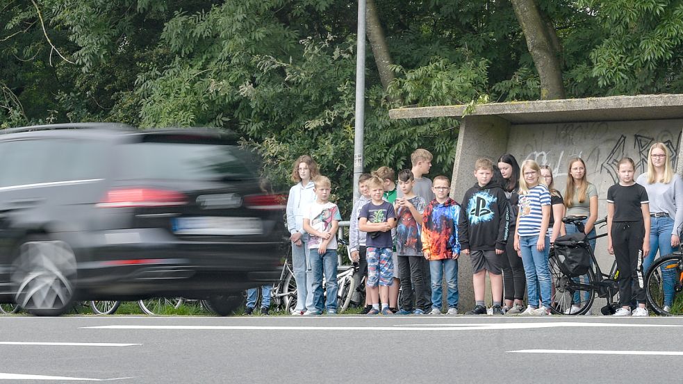 Eltern sind in Sorge um Schülerinnen und Schüler an der Bushaltestelle in Bingum.