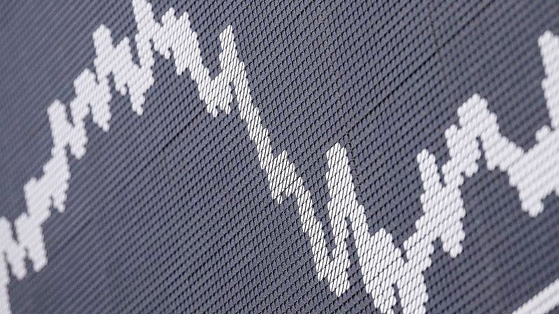Die DAX-Kurve im Handelssaal der Deutschen Börse in Frankfurt. (Archivbild). Foto: Boris Roessler/dpa