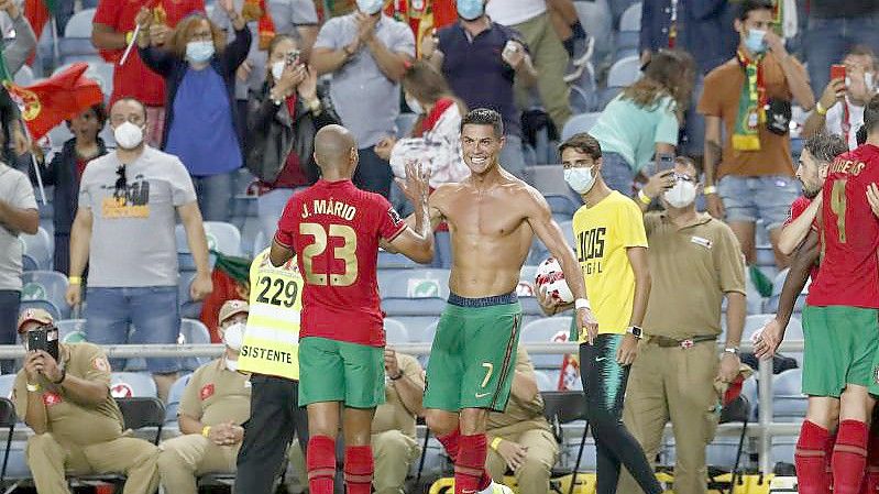 Rekordmann: Cristiano Ronaldo (Mitte) wird von seinen Mitspielern gefeiert. Foto: Armando Franca/AP/dpa