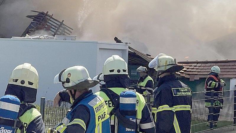 Einsatzkräfte der Feuerwehr bei den Rettungsarbeiten in Rohrbach. Foto: Vifogra/dpa