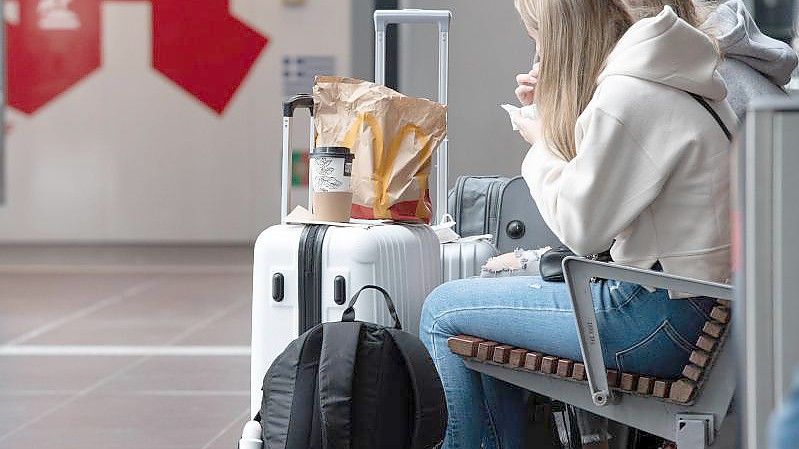 Reisende lassen es sich im Hauptbahnhof in Berlin schmecken. Der GDL-Streik im Personenverkehr bei der Bahn geht erstmal weiter. Foto: Paul Zinken/dpa