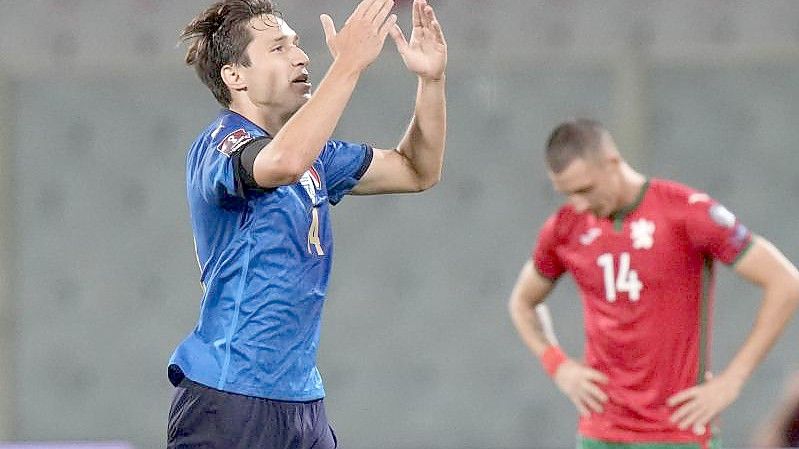 Federico Chiesa (l) traf für Italien gegen Bulgarien. Foto: Luca Bruno/AP/dpa