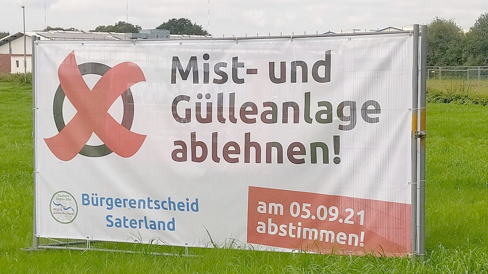 Mit Stellwänden, wie hier in Scharrel, Plakaten und Flyern machen die Gegner der Ansiedlung von Gülleverwertern auf den Bürgerentscheid an diesem Sonntag aufmerksam. Foto: Fertig