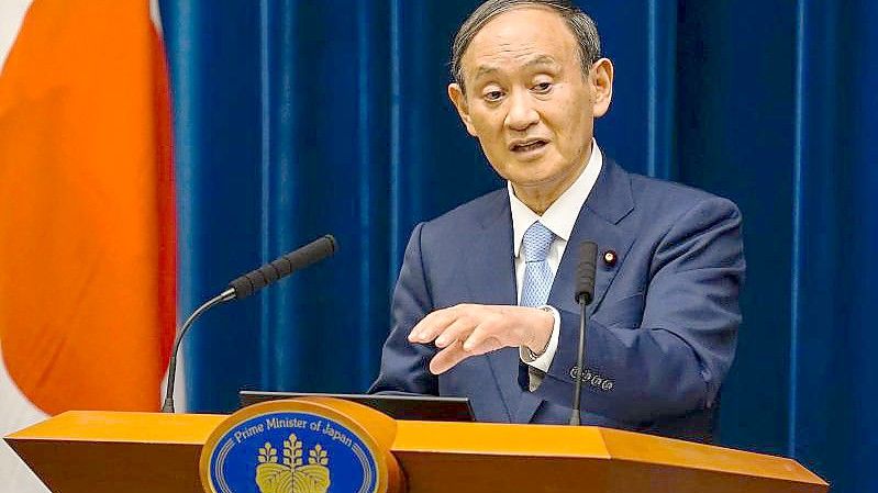 Japans Ministerpräsident Yoshihide Suga will Medienberichten zufolge zurücktreten. Foto: Kimimasa Mayama/Pool EPA/AP/dpa