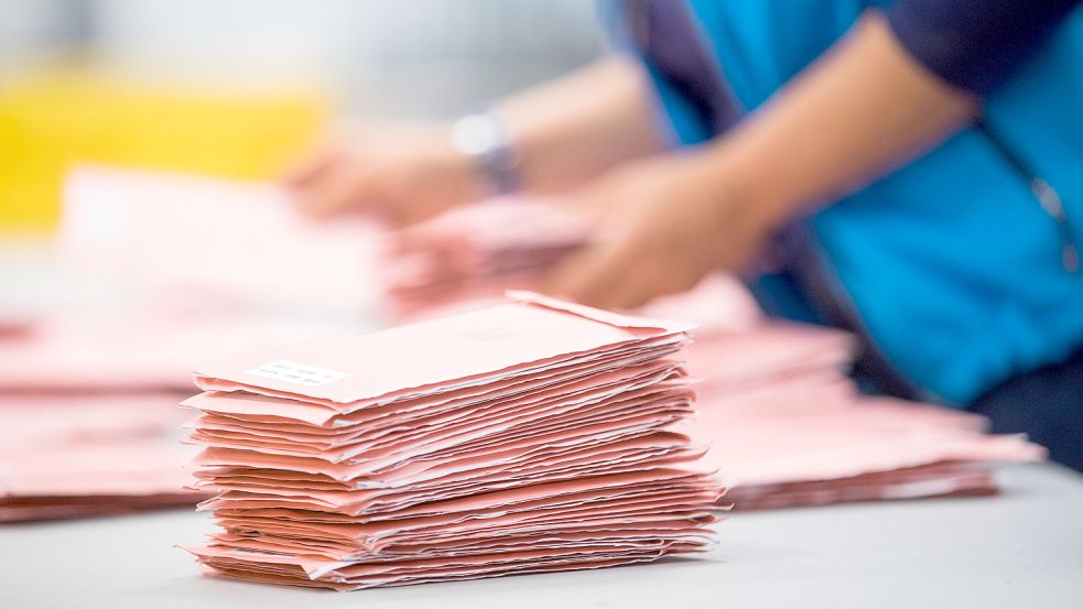 In der Gemeinde Rhauderfehn gab es in diesem Jahr Probleme, ausreichend Wahlhelfer zu finden. Symbolbild: Vennenbernd/DPA